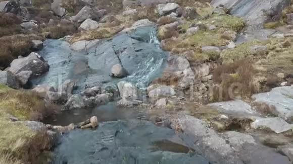 丁乐半岛康纳湾瀑布空中飞行片段视频的预览图
