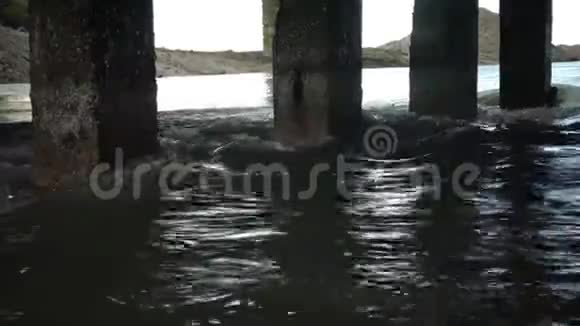在提利古河口的老桥下的运河里视频的预览图