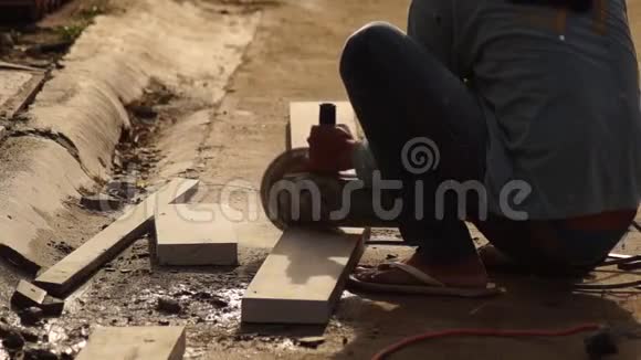 工人用角圆磨床切割房屋建筑混凝土块视频的预览图