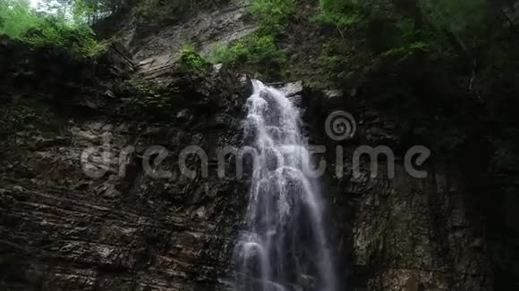 飞越高山瀑布视频的预览图
