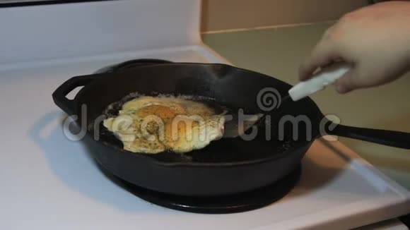 在铸铁锅中煎鸡蛋视频的预览图