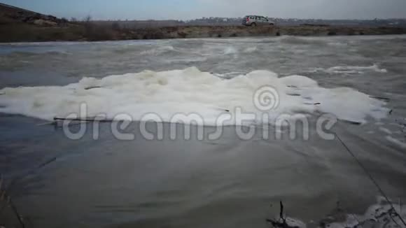 乌克兰提利古河口老桥下运河快速流水视频的预览图