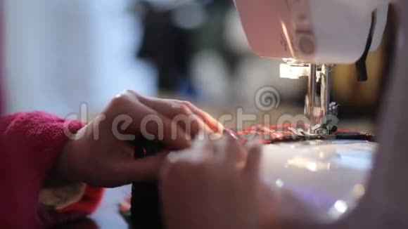女投标女孩进行缝纫的自动小工具材料工艺宏观工具设计设备工艺视频的预览图