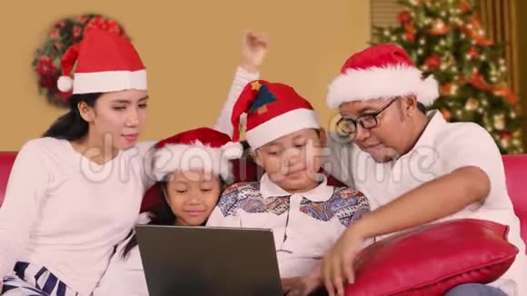 家庭使用笔记本电脑在家庭圣诞节视频的预览图