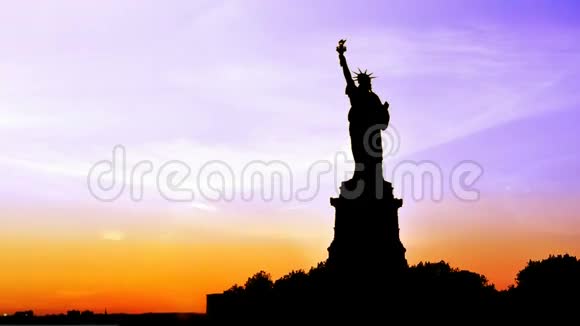 日落时分的自由女神像视频的预览图