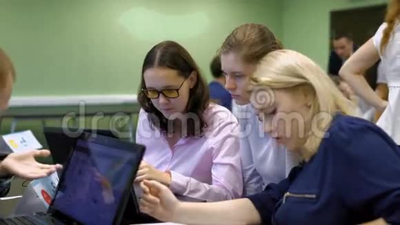 三个十几岁的女孩在教室里做实际的教育工作视频的预览图