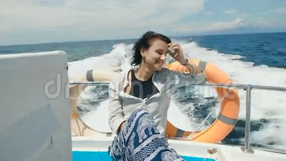 年轻漂亮的女旅行者穿着休闲服装正在公海上乘游艇巡航快乐的女人视频的预览图