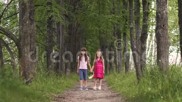 两个小姐姐牵着手搂着孩子们友谊视频的预览图