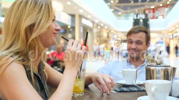 一对在咖啡馆约会的男人和美女都在笑4K慢镜头特写复制空间视频的预览图