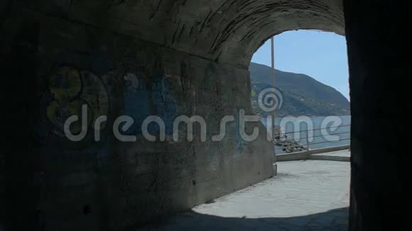 海滩附近海岸隧道人行道上的涂鸦视频的预览图