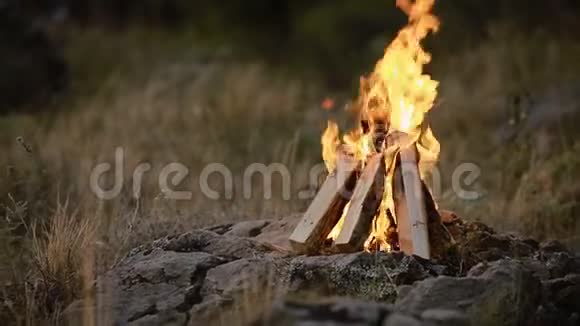 篝火在日落时熊熊燃烧视频的预览图