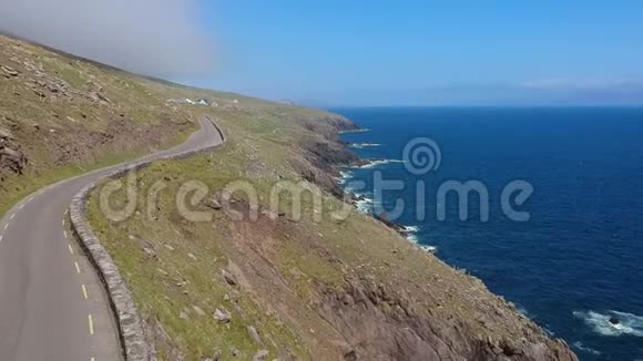 沿爱尔兰定乐半岛海岸线蜿蜒曲折的街道空中射击视频的预览图