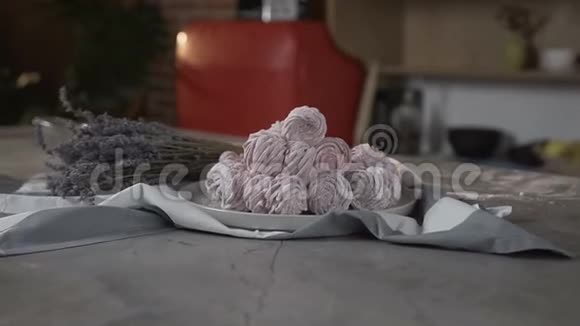 厨房桌子上棉花糖的特写镜头视频的预览图