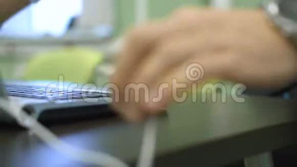 在大型演示之前将电缆连接到笔记本电脑男性手上的时尚钟计算机的准备视频的预览图