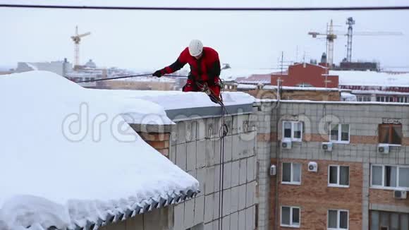 工业登山者从屋顶爬下来视频的预览图