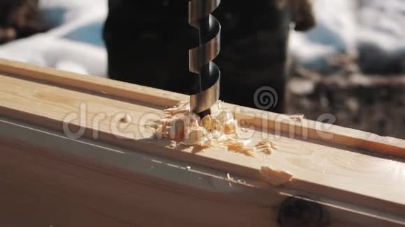 在木块上钻出大洞冬天在外面制造锯末视频的预览图