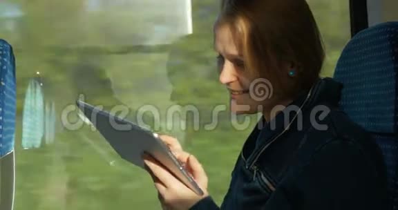 女人在路上保持联系视频的预览图