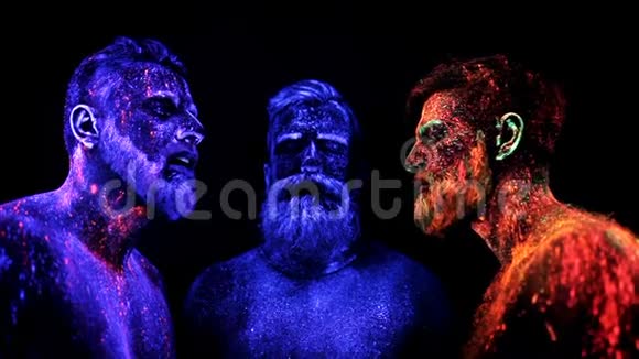 三个留胡子的男人在紫外线粉末中站立静止视频的预览图