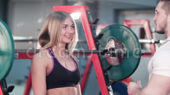 运动情侣在健身房锻炼后聊天和喝水视频的预览图