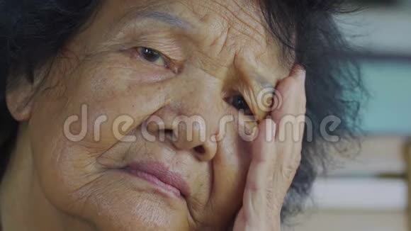 一位满脸焦虑的老年妇女视频的预览图