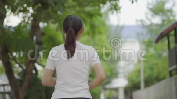 慢动作的年轻女子奔跑视频的预览图