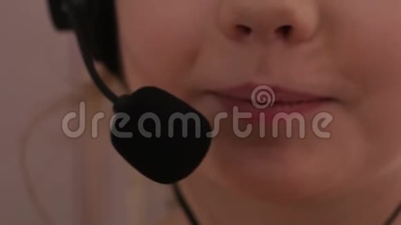 一个戴耳机的可爱小女孩在麦克风里唱歌4K视频的预览图