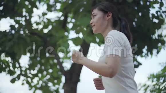 慢动作的年轻女子奔跑视频的预览图