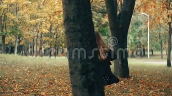 有趣欢快可爱的小女孩带着她的玩具旋转泰迪熊黄色在惊人的秋天公园慢动作视频的预览图