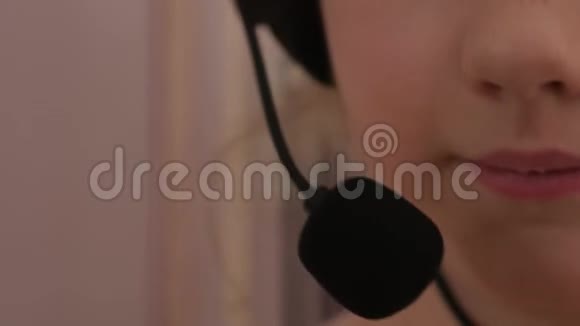 一个戴耳机的可爱小女孩在麦克风里唱歌4K视频的预览图