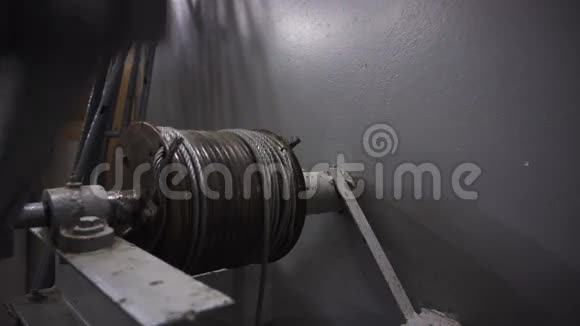 钢丝绳缠绕在绞车滚筒上视频的预览图