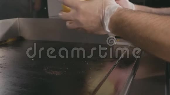 厨师把汉堡包放在电动商业烤架上视频的预览图