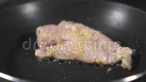 在煎锅里用火煮鸡胸肉专业厨师在商业厨房烹饪有人在煎食物视频的预览图