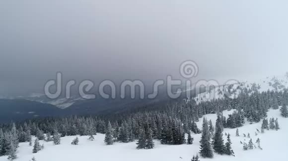 美丽的山日飞越多云的冬地视频的预览图