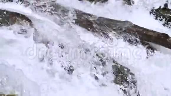 近距离的石头和喷雾风暴的山河在缓慢的运动与跟踪布线全球变暖的概念视频的预览图