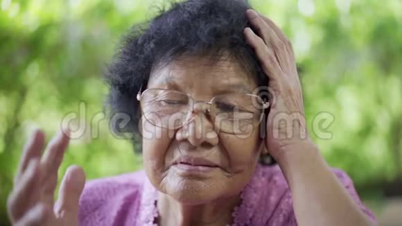 一位满脸焦虑的老年妇女视频的预览图