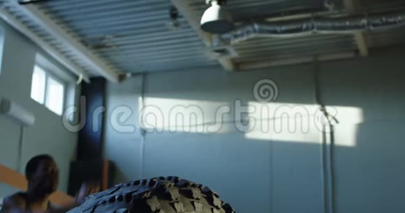在训练中男人跳过大轮胎视频的预览图