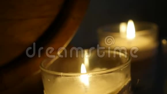 在浪漫的夜晚烛光下用木桶装着白兰地玻璃慢动作视频的预览图