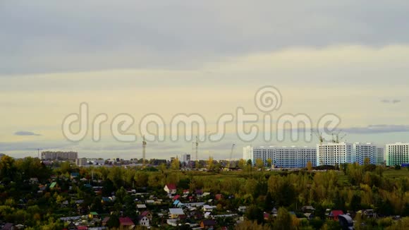 城市替罪羊云日落时间新大楼上方的云视频的预览图