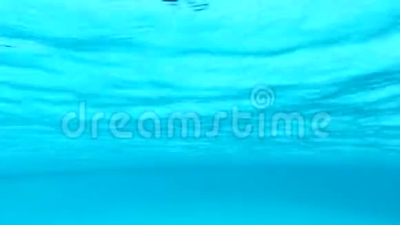 池中纯蓝色的水光线反射从水下看空蓝色游泳池视频的预览图