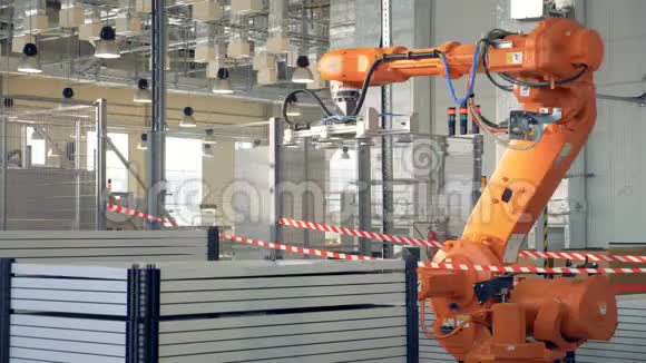 现代工厂机器人手臂包装产品视频的预览图
