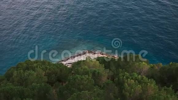 从悬崖山到马卡斯卡海滩的美丽景色穿过松林达尔马提亚克罗地亚视频的预览图