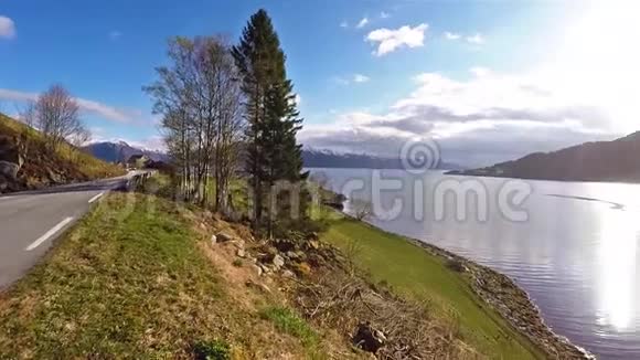 挪威湖全景后面有雪山视频的预览图