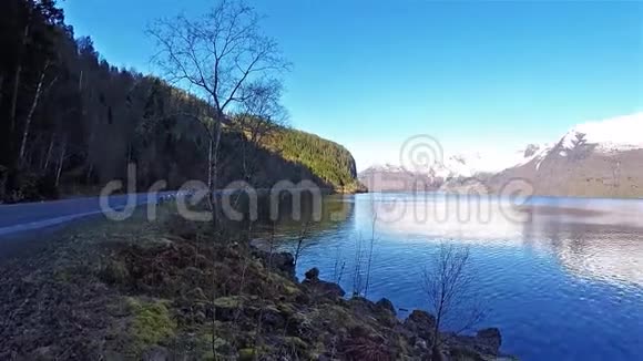 挪威湖全景后面有雪山视频的预览图