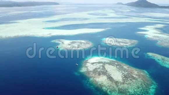 西巴布亚珊瑚礁结构的美丽鸟瞰图视频的预览图