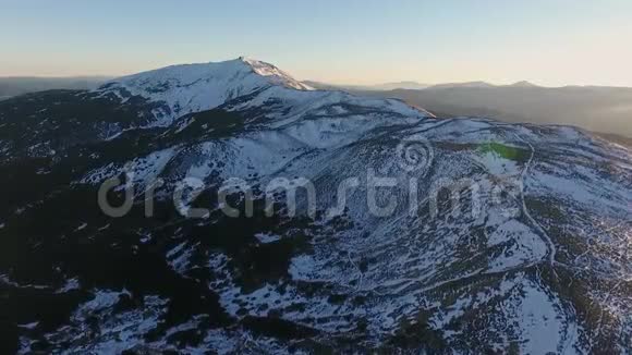 美丽的风景雪山峰日落灵感冒险冬季旅行空中飞行日出宗教崇拜视频的预览图
