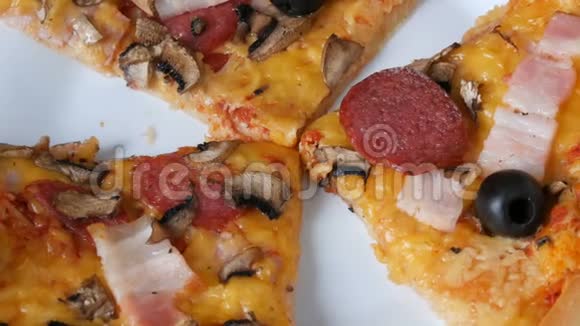 提供新鲜美味的披萨提供橄榄杆菌奶酪和意大利香肠视频的预览图