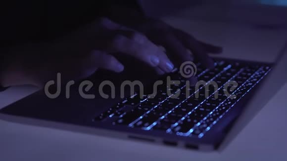 晚上用手在电脑键盘上打字视频的预览图
