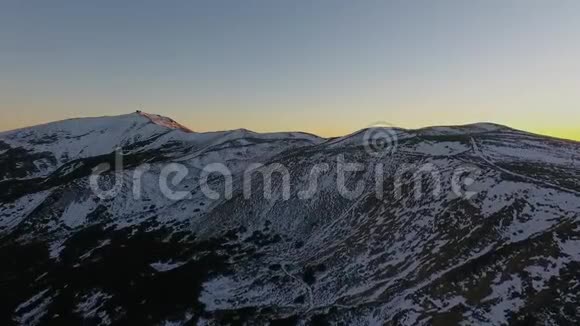 美丽的风景雪山峰日落灵感冒险冬季旅行空中飞行日出宗教崇拜视频的预览图