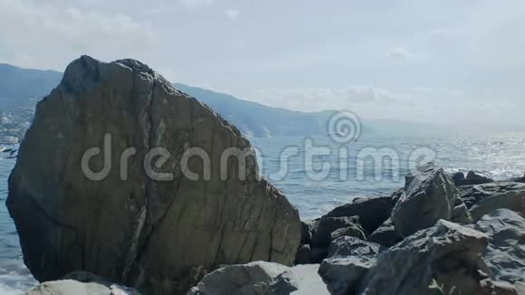 利古里亚海岸阳光明媚附近的海上客船视频的预览图