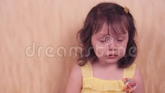 幼儿的情绪穿黄色裙子的小女孩一个漂亮女孩的肖像视频的预览图
